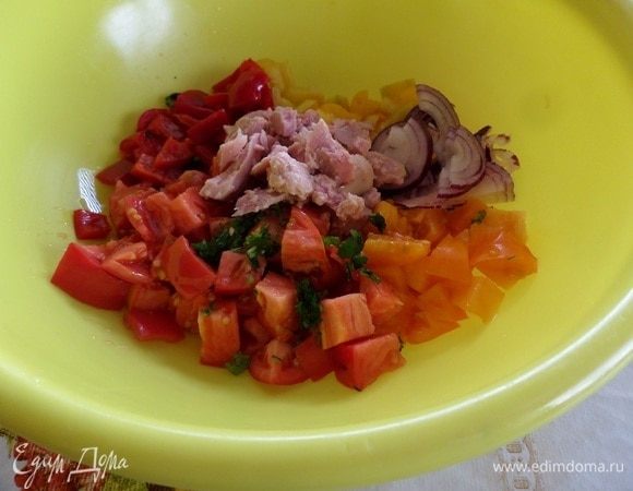 В чашку к нарезанным овощам добавляем филе тунца ТМ «Магуро». Добавляем нарезанную зелень, оливковое масло, соль и 2–3 капли соуса табаско.