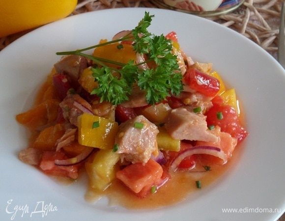 Подаем салат, добавив зелень.