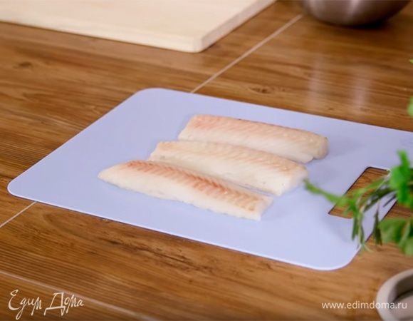 Треску посолить с двух сторон.