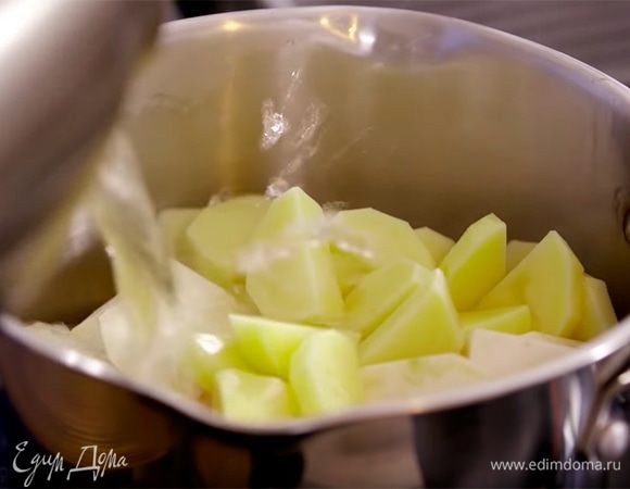 Корень сельдерея и картофель почистить и нарезать небольшими кусочками, затем поместить в кастрюлю, залить водой и отварить до готовности.