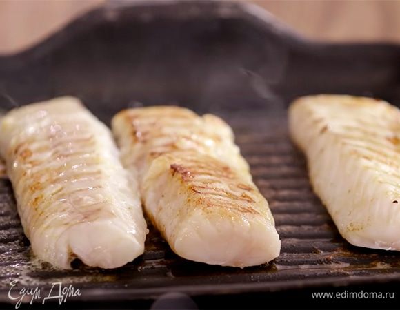 Разогреть в сковороде-гриль 1 ст. ложку сливочного масла и обжарить рыбу с обеих сторон, затем влить в сковороду вино и обжарить еще немного.