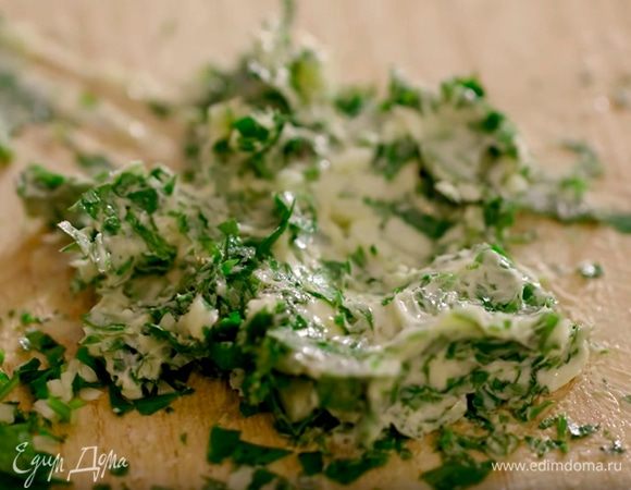 Приготовить зеленое масло: зубчик чеснока почистить и мелко порубить вместе с петрушкой, затем добавить оставшееся сливочное масло, все слегка посолить и растереть.