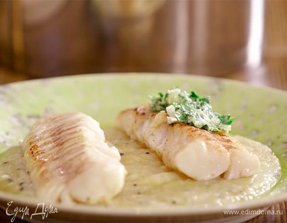 На готовую рыбу выложить зеленое масло и подавать с овощным пюре.