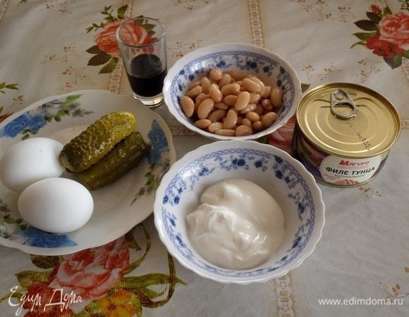 Подготовим продукты. Куриные яйца отвариваем в подсоленной воде. У меня яйца были сварены заранее, что сократило время приготовления салата.