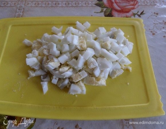 Куриные яйца очищаем и нарезаем.