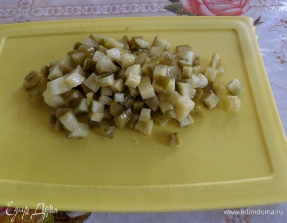 Нарезаем маринованные огурцы.