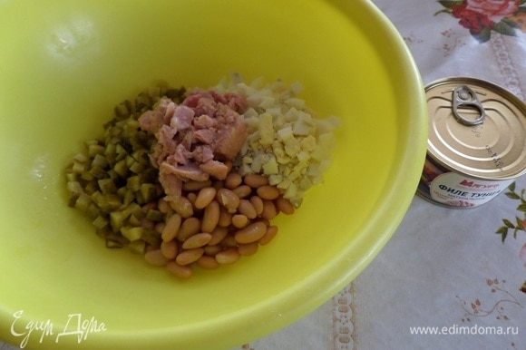 Выкладываем в чашку филе тунца ТМ «Магуро», нарезанные яйца и огурцы, консервированную фасоль.