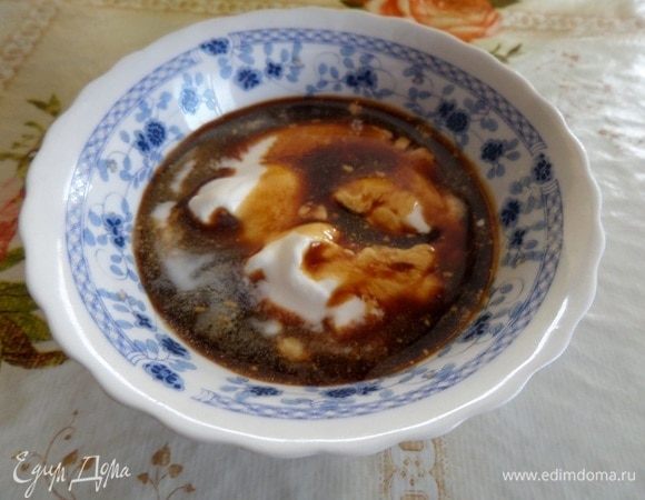 В чашке смешиваем сметану и соевый соус. Заправка готова.