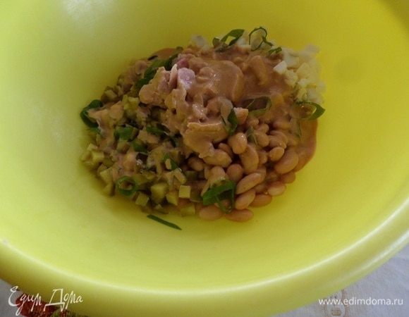 Добавляем в чашку приготовленную заправку и нарезанную зелень.