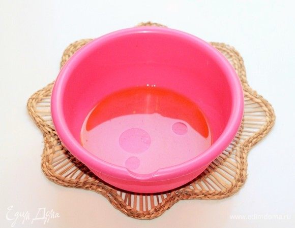 Теплую воду смешать с оливковым маслом и добавить щепотку сахара (по желанию) и соль (1/3 ч. л.).