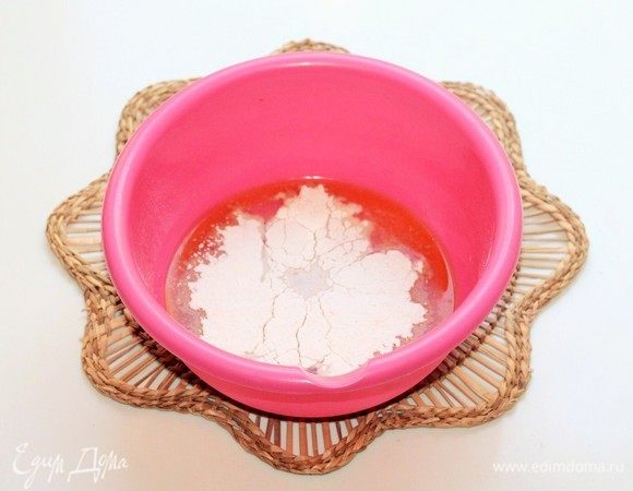 В жидкую смесь небольшими частями добавить мучную и замешать мягкое, гладкое тесто, не липнущее к рукам.