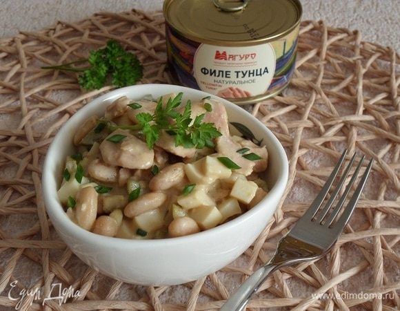 Подаем салат, украсив зеленью.