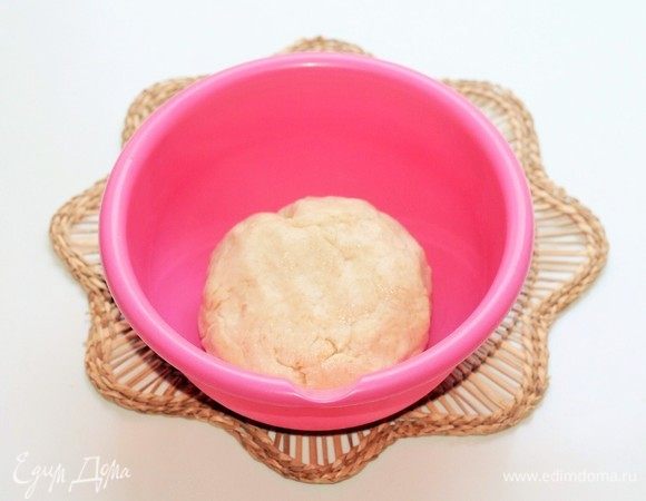 Смазываем миску небольшим количеством масла и кладем  в нее тесто. Накрываем миску пленкой и отправляем в теплое место для подъема теста в 2 раза.