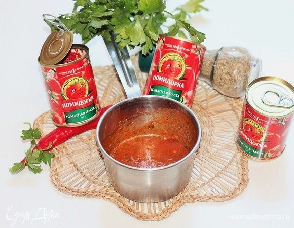 Приготовим острый соус. Перемешать томатную пасту ТМ «Помидорка», перчик чили, масло оливковое, 2 ст. л. воды, базилик (у меня листья петрушки) и очищенный чеснок. Измельчить блендером. Добавьте по вкусу соль и молотый перец.
