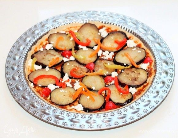 Посыпаем пиццу сухой приправой. Отправляем заготовку пиццы в разогретую до 40°C духовку на расстойку или в теплое место минут на 20.