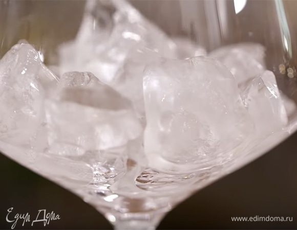 В широкий большой бокал выложить лед.