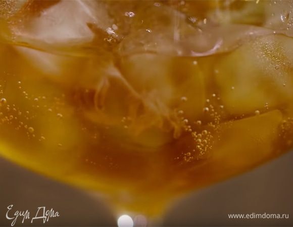 Влить тоник и вермут.