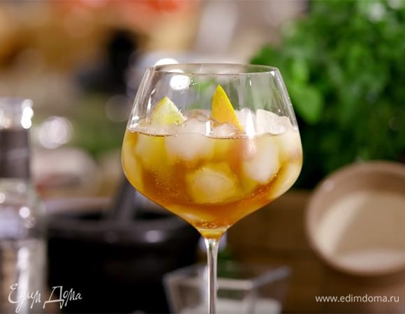 Апельсин нарезать дольками и добавить в коктейль.