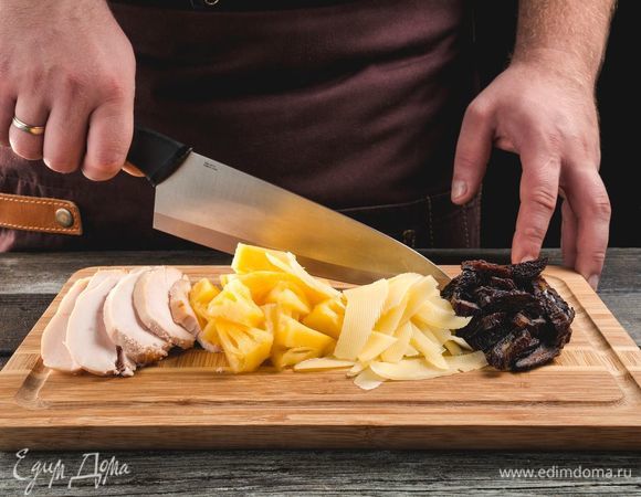 Куриное филе, ананасы, сыр, чернослив нарежьте небольшими кусочками.<br />
 