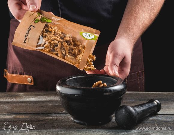 Грецкие орехи ТМ «Семушка» измельчите в ступке.