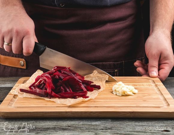 Отварите свеклу до полной готовности, очистите от кожуры, нарежьте. Также нарежьте чеснок.