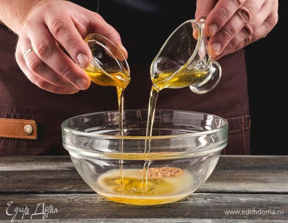 Сделайте заправку. Смешайте оливковое масло, сок лимона, мед, горчицу и тертый имбирь. Дайте заправке настояться.