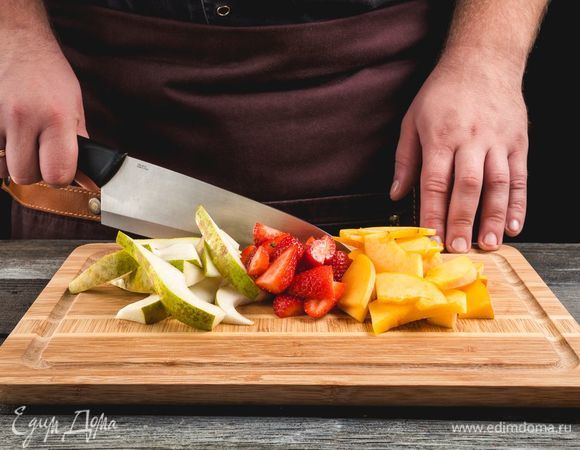 Удалите у персика косточку, а  у груши — сердцевину, нарежьте все тонкими дольками вместе с кожурой. Клубнику нарежьте.