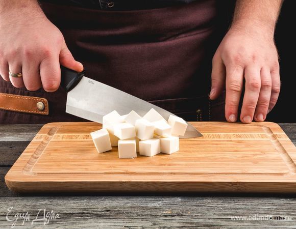 Нарежьте средним кубиком сыр фета.