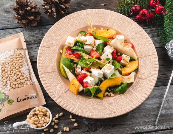 Посолите и поперчите салат, полейте заправкой и перемешайте.