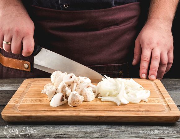 На<span>режьте лук и шампиньоны.</span>