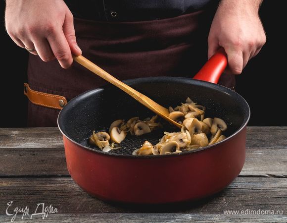 Лук и шампиньоны обжарьте до золотистого цвета.