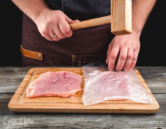 Сделайте продольные разрезы на каждом филе, раскройте как книгу, разрежьте пополам. Каждую часть заверните в пищевую пленку и отбейте молотком.