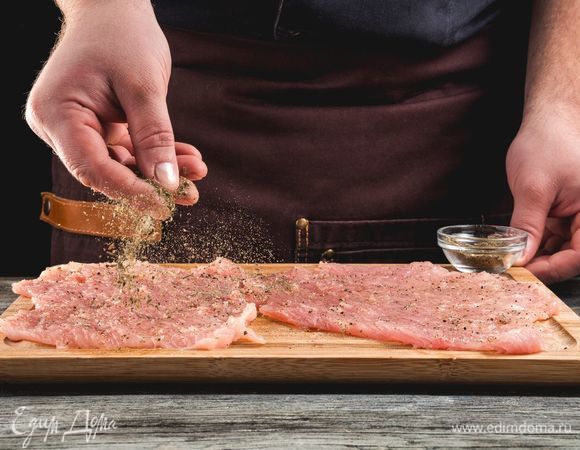 Смажьте филе растительным маслом, натрите солью и специями для птицы.