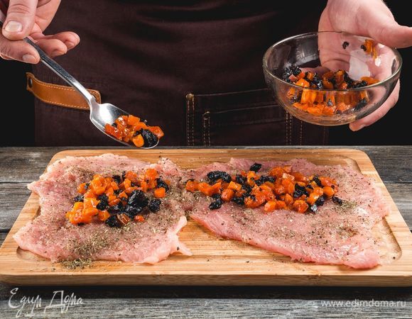 Выложите на край каждого филе по 1–2 ст. л. кураги с изюмом ТМ «Семушка».