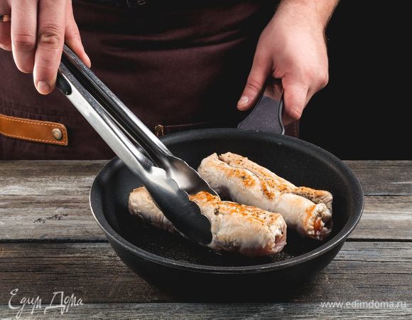 Смажьте рулетики снаружи растительным маслом, обжарьте на сковородке с двух сторон.