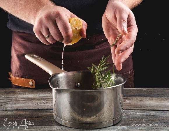 Добавьте туда сок и цедру лимона, листики розмарина и растительное масло.