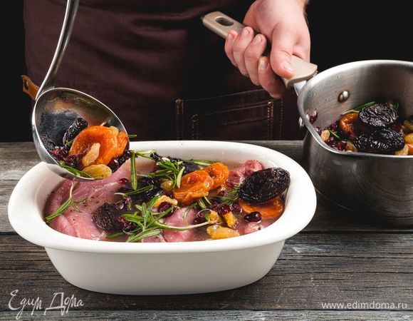 Переложите свинину в глубокую форму с маринадом и сухофруктами, закройте фольгой и запекайте час при 200°C.  Затем снимите фольгу и готовьте еще 10 минут.