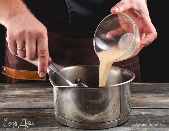 Растворите крахмал в яблочном соке. Вытащите мясо. Мясной сок, сухофрукты и крахмал перелейте в сотейник, доведите до кипения.