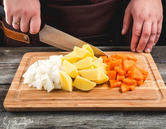 Нарежьте все овощи.