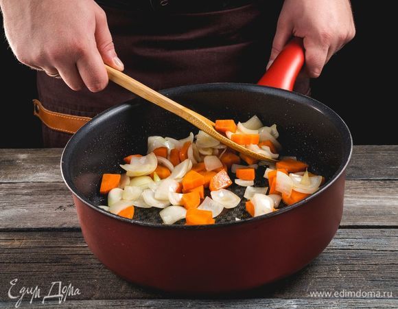 Лук и морковь обжарьте в сковороде до размягчения.