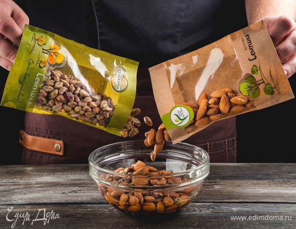 Замочите все сухофрукты и орехи ТМ «Семушка» в коньяке с несколькими капельками лимонного сока на 20 минут.