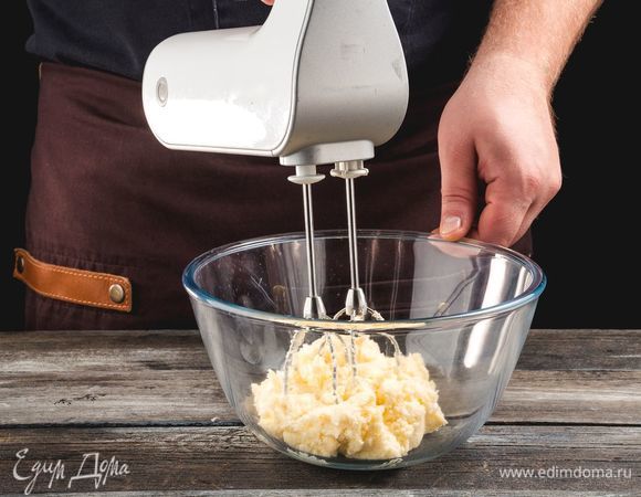 Взбейте размягченное сливочное масло с сахаром, по одному введите все яйца.