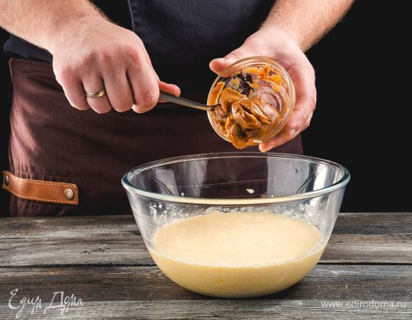 Добавьте вареное сгущенное молоко, вымешивайте до однородной консистенции.