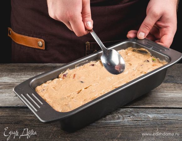 Смажьте форму для кекса, выложите тесто и разровняйте.