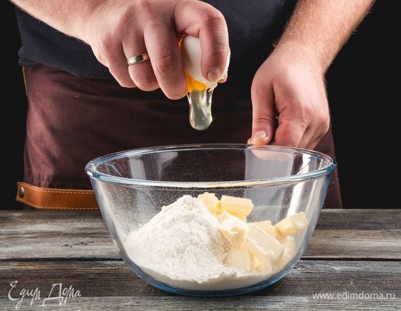 Разотрите сливочное масло, сахар, муку и яйцо.