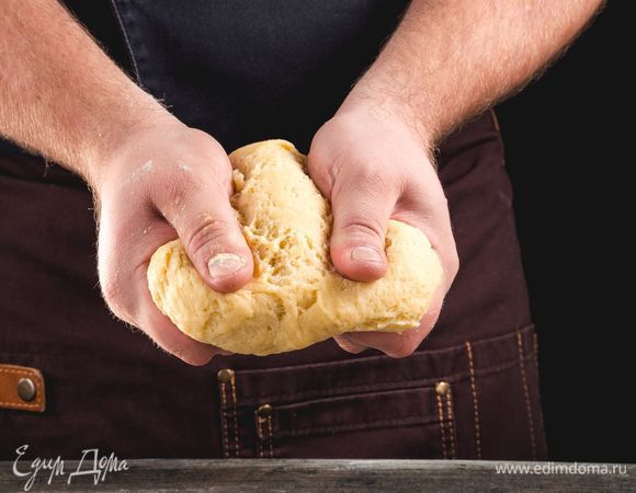 Замесите эластичное тесто.