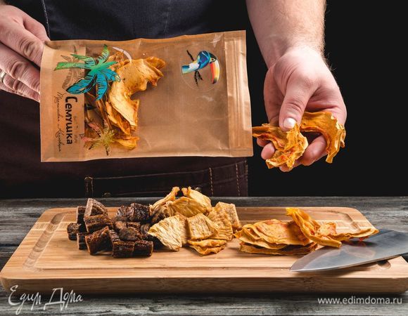 Нарежьте все сухофрукты ТМ «Семушка» тонкими ломтиками.