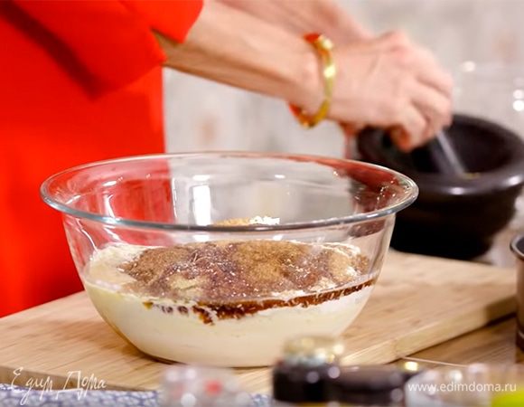 В яично-молочную массу всыпать 75 г кокосовой стружки, разрыхлитель, просеянную муку, сахар, корицу, имбирь и мускатный орех, добавить ванильный экстракт, сироп агавы, измельченный кардамон и быстро вымешать.