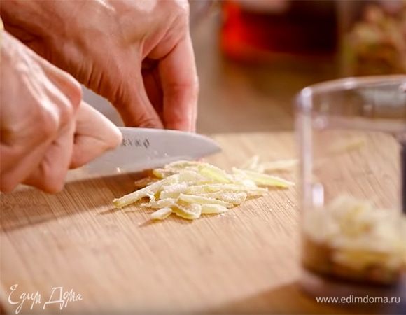 Цукаты из имбиря порезать тонкой соломкой.