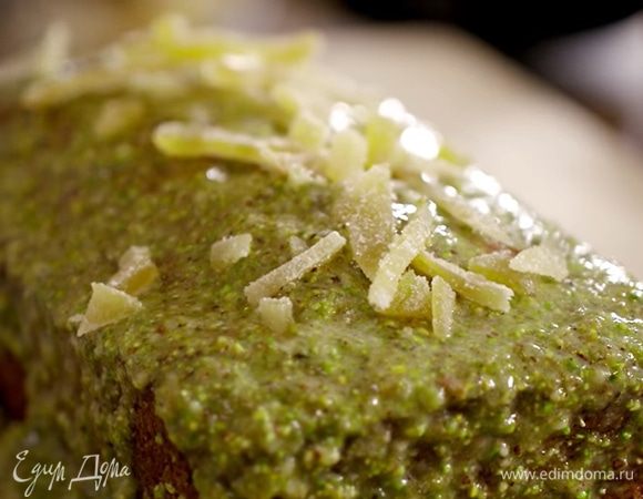 Готовый теплый пирог покрыть глазурью и посыпать имбирными цукатами.